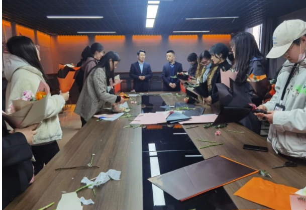 與花相伴,綻放芳華——安徽萬碩科技產(chǎn)業(yè)（集團）有限公司舉辦“女神節(jié)--花束DIY”活動