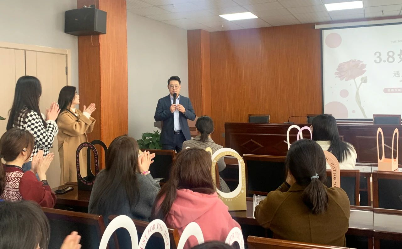 安徽萬(wàn)碩科技產(chǎn)業(yè)（集團(tuán)）有限公司婦聯(lián)舉行“三八婦女節(jié)，花藝、DIY手繪活動(dòng)”