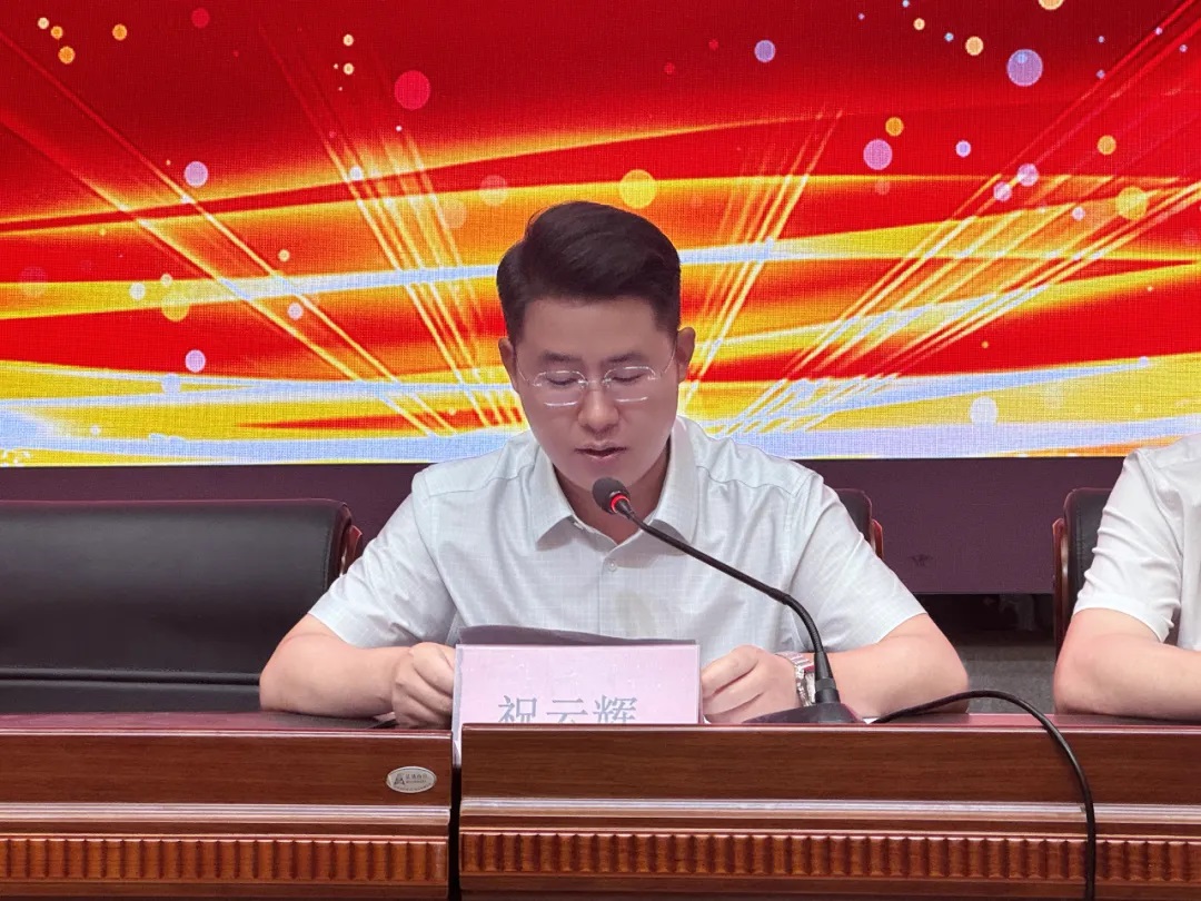 愛心匯聚，筑夢學(xué)海——萬碩集團董事長祝云輝帶領(lǐng)區(qū)青企聯(lián)部分青年企業(yè)家為宿州市二初中捐贈愛心物資
